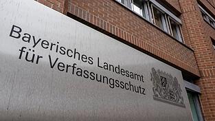 Seitz 75 Jahren ist der bayerische Verfassungsschutz für den Schutz der Demokratie im Einsatz. Die Arbeit der Behörde hat sich seither immer wieder verändert. (Symbolbild) Seitz 75 Jahren ist der bayerische Verfassungsschutz für den Schutz der Demokratie im Einsatz. Die Arbeit der Behörde hat sich seither immer wieder verändert. (Symbolbild)
