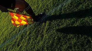 Die Fahne eines Linienrichters (Symbolbild) spielt eine nicht ganz unwesentliche Rolle bei den Vorfällen rund um ein Junioren-Fußballspiel am vergangenen Wochenende in Straubing. Die Fahne eines Linienrichters (Symbolbild) spielt eine nicht ganz unwesentliche Rolle bei den Vorfällen rund um ein Junioren-Fußballspiel am vergangenen Wochenende in Straubing.