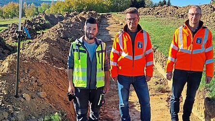 Kurz vor Traidersdorf, wo im Frühjahr mit dem Neubau der Zellertalstraße begonnen werden soll, laufen derzeit archäologische Untersuchungen. Archäologe Balint Zsombor, Baudirektor Dr. Richard Bosl und Stefan Schiegl (Bauüberwachung) stellen die Maßnahme vor (v.l.). Kurz vor Traidersdorf, wo im Frühjahr mit dem Neubau der Zellertalstraße begonnen werden soll, laufen derzeit archäologische Untersuchungen. Archäologe Balint Zsombor, Baudirektor Dr. Richard Bosl und Stefan Schiegl (Bauüberwachung) stellen die Maßnahme vor (v.l.).