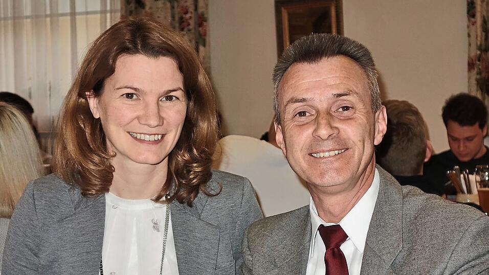 Freudenstrahlende Gesichter bei der wiedergewählten Landrätin Tanja Schweiger und dem neuen Pfatterer Bürgermeister Hans Biederer. Freudenstrahlende Gesichter bei der wiedergewählten Landrätin Tanja Schweiger und dem neuen Pfatterer Bürgermeister Hans Biederer.