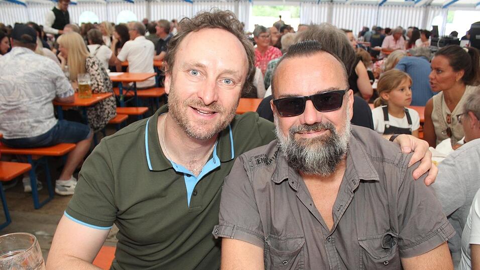 Zur Musik von Headless wurde ausgelassen gefeiert. Zur Musik von Headless wurde ausgelassen gefeiert.