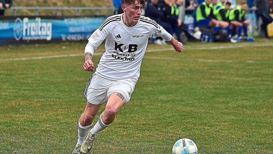 Niklas Maimer besorgte in Burglengenfeld den Ehrentreffer für die SpVgg Lam, die am Ende mit 1:4 verlor. Niklas Maimer besorgte in Burglengenfeld den Ehrentreffer für die SpVgg Lam, die am Ende mit 1:4 verlor.