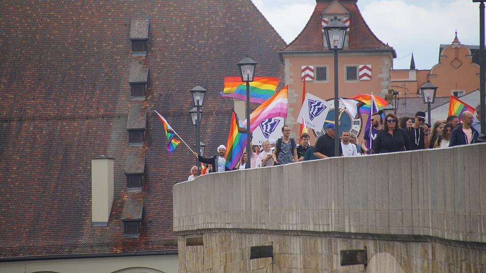 Ein langer Marsch über die Steinerne Brücke. Ein langer Marsch über die Steinerne Brücke.