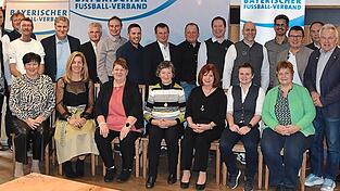 Der BFV-Kreis Niederbayern West würdigte herausragende Verdienste im Ehrenamt. Der BFV-Kreis Niederbayern West würdigte herausragende Verdienste im Ehrenamt.