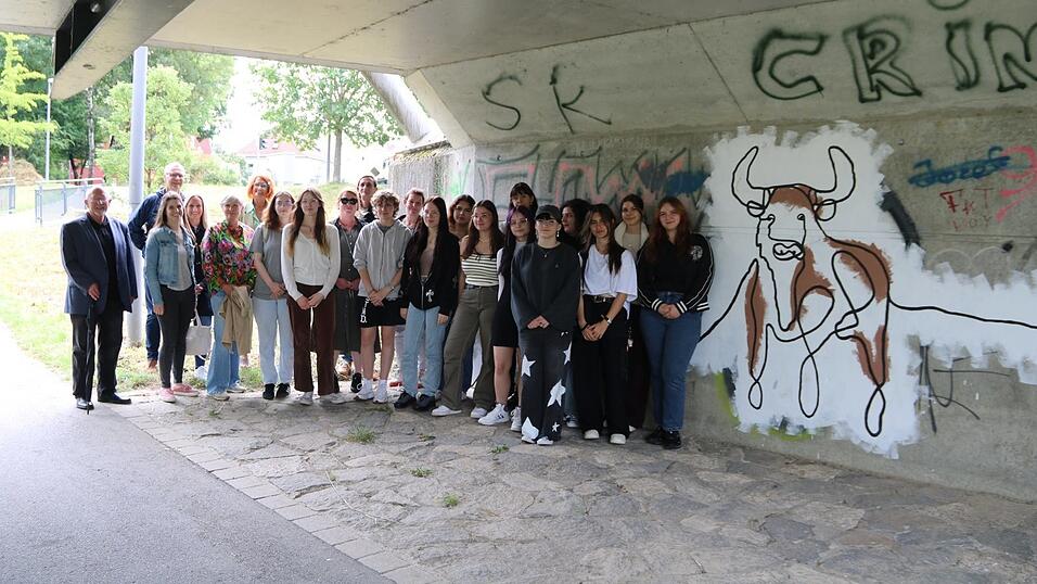 Die FOS-Schülerinnen mit (von links) Bürgermeister Werner Schäfer, Katrin Leibl, Marion Fischer, Jörg Bär und Cristina Pop von Kultur- beziehungsweise Tiefbauamt sowie Schulleiterin Sonja Padberg und den Lehrern Petra Lummer, Sasha Graza und Simon Fromm. Die FOS-Schülerinnen mit (von links) Bürgermeister Werner Schäfer, Katrin Leibl, Marion Fischer, Jörg Bär und Cristina Pop von Kultur- beziehungsweise Tiefbauamt sowie Schulleiterin Sonja Padberg und den Lehrern Petra Lummer, Sasha Graza und Simon Fromm.