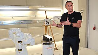 Professor Christophe Barlieb vor Robotern im CyberCraft Lab. Professor Christophe Barlieb vor Robotern im CyberCraft Lab.