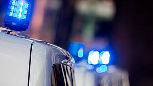 Da der Tatort im Industriegebiet von Neufahrn liegt und die Straße auch nachts relativ stark befahren ist, erhofft sich die Polizei Hinweise aus der Bevölkerung. (Symbolbild) Da der Tatort im Industriegebiet von Neufahrn liegt und die Straße auch nachts relativ stark befahren ist, erhofft sich die Polizei Hinweise aus der Bevölkerung. (Symbolbild)