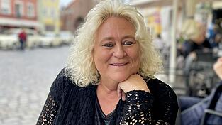 Zum Kaffeetreffen gestern in der Altstadt kommt sie mit gestylten Haaren und gut gelaunt. Zum Kaffeetreffen gestern in der Altstadt kommt sie mit gestylten Haaren und gut gelaunt.