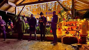 Pfarrer Johann Wutz spendete dem Adventsfenster des BRK-Waldkindergartens und allen weiteren den Segen, Bürgermeister Gerhard Mühlbauer und OGV-Vorsitzender Stefan Schwarz hießen die Besucher willkommen. Pfarrer Johann Wutz spendete dem Adventsfenster des BRK-Waldkindergartens und allen weiteren den Segen, Bürgermeister Gerhard Mühlbauer und OGV-Vorsitzender Stefan Schwarz hießen die Besucher willkommen.