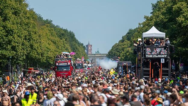Die Techno-Parade «Rave The Planet» findet zwischen Brandenburger Tor und Siegessäule statt. Die Techno-Parade «Rave The Planet» findet zwischen Brandenburger Tor und Siegessäule statt.