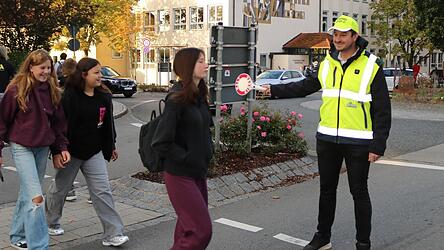 Der Landkreischef ist am Dienstagmorgen als Schülerlotse im Einsatz. Der Landkreischef ist am Dienstagmorgen als Schülerlotse im Einsatz.