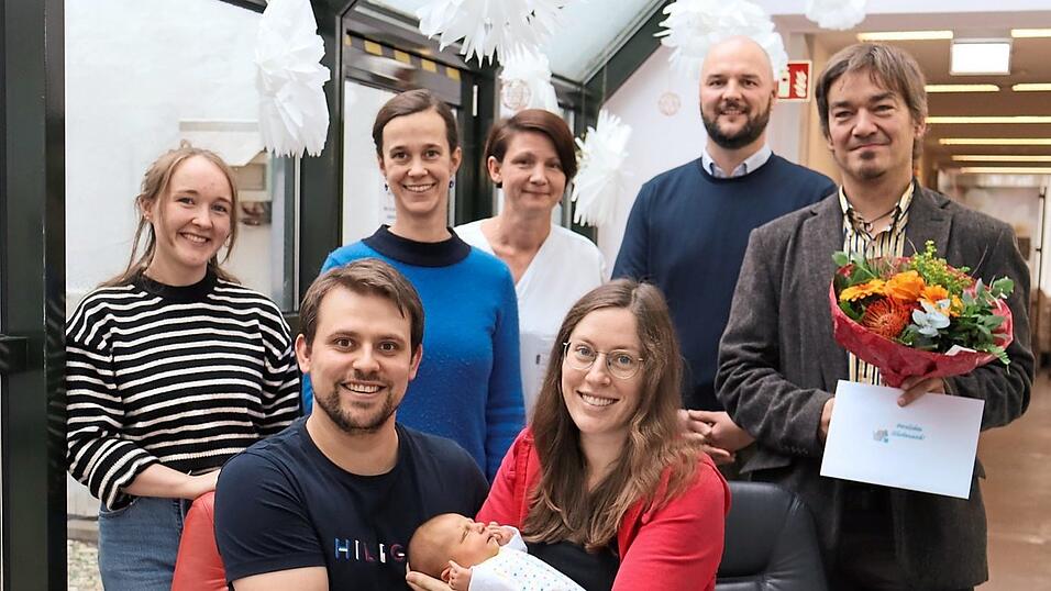 Das Team der Geburtshilfe am Krankenhaus Vilsbiburg freut sich mit den frischgebackenen Eltern Eva und Sebastian Reisenwedel über die Geburt des Jubiläums-Babys Magdalena. Das Team der Geburtshilfe am Krankenhaus Vilsbiburg freut sich mit den frischgebackenen Eltern Eva und Sebastian Reisenwedel über die Geburt des Jubiläums-Babys Magdalena.