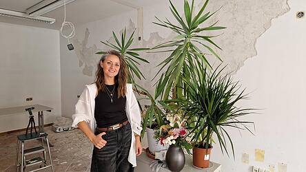 Vor der Eröffnung hat Marina Wolf noch viel zu tun. Zum Beispiel muss die Wand im Hintergrund noch neu gemacht werden. Die ersten Blumen hat die Landauerin aber schon mitgebracht. Vor der Eröffnung hat Marina Wolf noch viel zu tun. Zum Beispiel muss die Wand im Hintergrund noch neu gemacht werden. Die ersten Blumen hat die Landauerin aber schon mitgebracht.