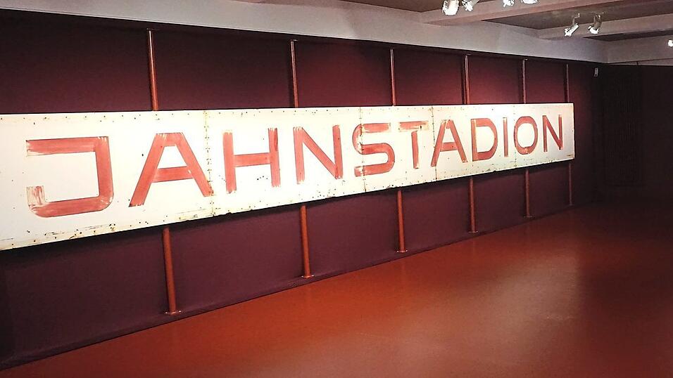 Das Eingangsschild des alten Jahnstadions hängt aktuell im Historischen Museum. Das Eingangsschild des alten Jahnstadions hängt aktuell im Historischen Museum.