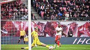 Bremens Torwart Mio Backhaus (l, Werder Bremen) und Ridle Baku (RB Leipzig) schauen dem Ball hinterher. Backhaus verhinderte mit seinen Paraden einen frühen Rückstand der Gäste in Leipzig. Bremens Torwart Mio Backhaus (l, Werder Bremen) und Ridle Baku (RB Leipzig) schauen dem Ball hinterher. Backhaus verhinderte mit seinen Paraden einen frühen Rückstand der Gäste in Leipzig.