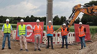 Vor dem Rückbau des zehnten Masten der Mittelspannungsleitung trafen sich am Montag (v. l.) Tobias Brockel, Kommunalmanager des Bayernwerks, Bürgermeister Matthias Kohlmayer, Michael Kollmeder, Lukas Ferstl und Stefan Pritzl vom Bayernwerk sowie Jurek Schreiber, Bauleiter der Firma Streicher. Vor dem Rückbau des zehnten Masten der Mittelspannungsleitung trafen sich am Montag (v. l.) Tobias Brockel, Kommunalmanager des Bayernwerks, Bürgermeister Matthias Kohlmayer, Michael Kollmeder, Lukas Ferstl und Stefan Pritzl vom Bayernwerk sowie Jurek Schreiber, Bauleiter der Firma Streicher.