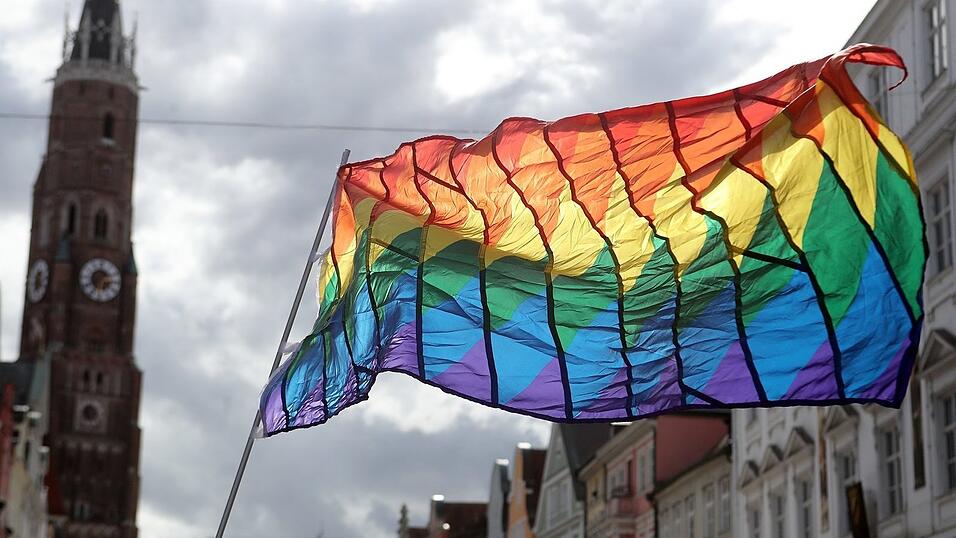 Knapp 2.000 Teilnehmer feierten am Samstag in Landhut den ersten Christopher-Street-Day Niederbayerns. Knapp 2.000 Teilnehmer feierten am Samstag in Landhut den ersten Christopher-Street-Day Niederbayerns.