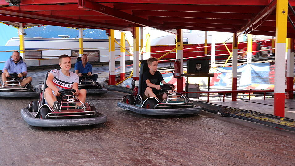 Honda-Motoren mit je 6,5 PS betreiben die Karts. Honda-Motoren mit je 6,5 PS betreiben die Karts.