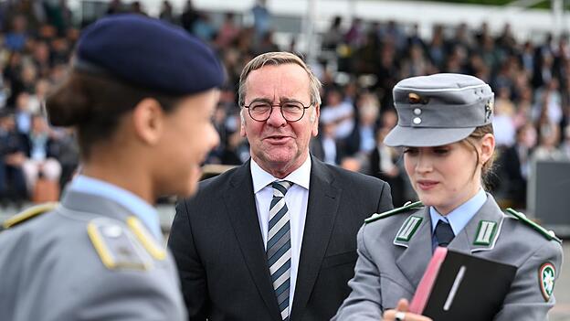 Verteidigungsminister Boris Pistorius (SPD) ist mit der Resonanz am Bundeswehr-Aktionstag zufrieden. Verteidigungsminister Boris Pistorius (SPD) ist mit der Resonanz am Bundeswehr-Aktionstag zufrieden.