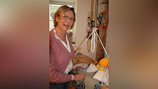 Ihr Lachen hat Hebamme Beate Klingler noch nicht verloren. Trotzdem bangt sie wie viele andere um ihre Existenz. Ihr Lachen hat Hebamme Beate Klingler noch nicht verloren. Trotzdem bangt sie wie viele andere um ihre Existenz.