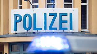 Die Polizei bittet Zeugen um Hinweise zu den Tätern. (Symbolbild) Die Polizei bittet Zeugen um Hinweise zu den Tätern. (Symbolbild)