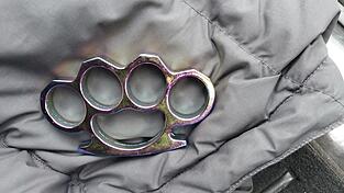 Die Beamten entdeckten den Schlagring in der Jacke. Die Beamten entdeckten den Schlagring in der Jacke.