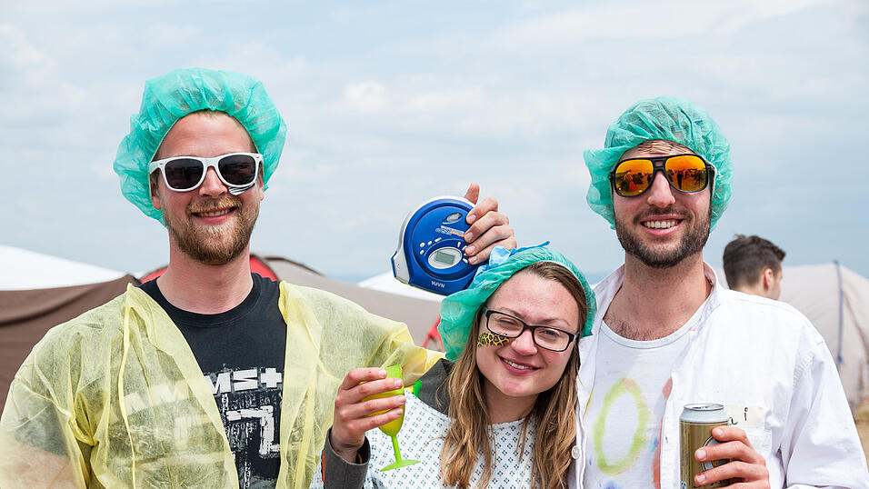 Auch am Samstag sind die Besucher auf dem Pfingst-Open-Air gut drauf. (Foto: Susanne Raith) Auch am Samstag sind die Besucher auf dem Pfingst-Open-Air gut drauf. (Foto: Susanne Raith)