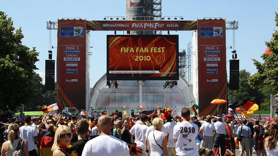Christian Fertl war am Sonntag auf der Fanmeile in Berlin und erlebte dort das Achtelfinale gegen England auf Großleinwand. Christian Fertl war am Sonntag auf der Fanmeile in Berlin und erlebte dort das Achtelfinale gegen England auf Großleinwand.