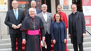 Staatsminister Albert Füracker (von links), Uni-Präsident Udo Hebel, Caritas-Direktor Michael Weißmann, Oberbürgermeisterin Gertrud Maltz-Schwarzfischer, Professorin Sylvia Pemmerl (Leiterin des Krankenhauses St. Josef), und Domkapitular Michael Dreßel sprachen beim Festakt. Bischof Rudolf Voderholzer (Zweiter von links) zelebrierte vorab das Pontifikalamt im Dom St. Peter. Staatsminister Albert Füracker (von links), Uni-Präsident Udo Hebel, Caritas-Direktor Michael Weißmann, Oberbürgermeisterin Gertrud Maltz-Schwarzfischer, Professorin Sylvia Pemmerl (Leiterin des Krankenhauses St. Josef), und Domkapitular Michael Dreßel sprachen beim Festakt. Bischof Rudolf Voderholzer (Zweiter von links) zelebrierte vorab das Pontifikalamt im Dom St. Peter.