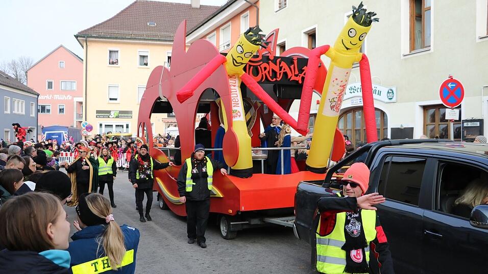 Beim Bogener Faschingsumzug war einiges geboten. Beim Bogener Faschingsumzug war einiges geboten.