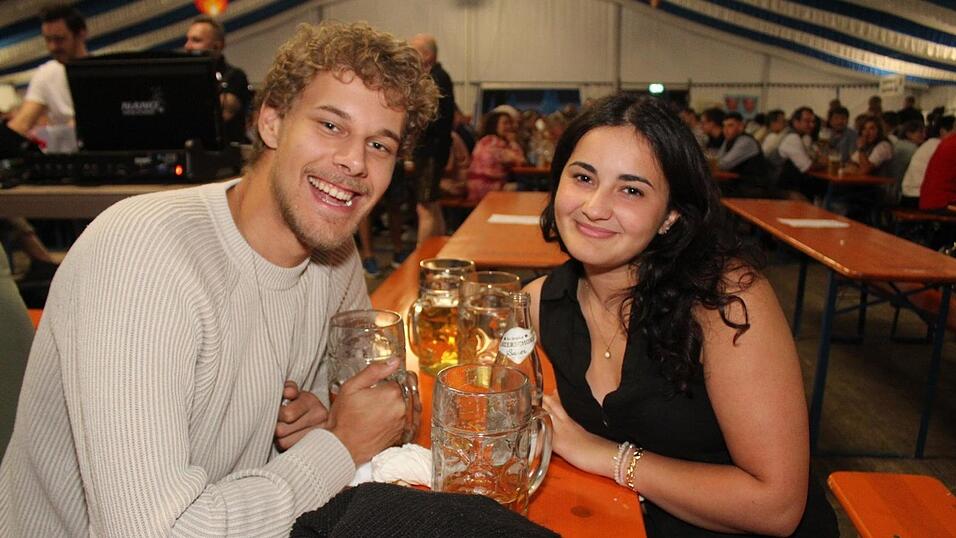 Zur Musik von Headless wurde ausgelassen gefeiert. Zur Musik von Headless wurde ausgelassen gefeiert.