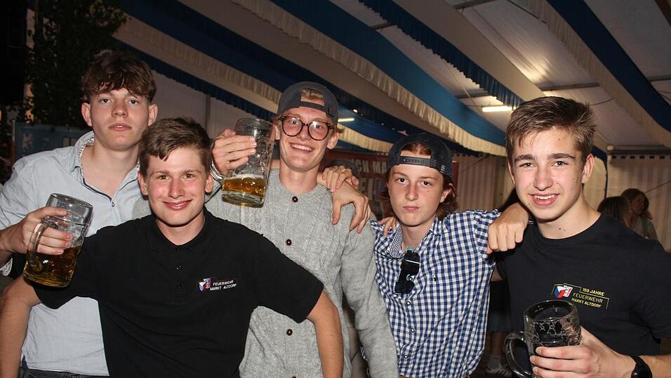 Zur Musik von Headless wurde ausgelassen gefeiert. Zur Musik von Headless wurde ausgelassen gefeiert.