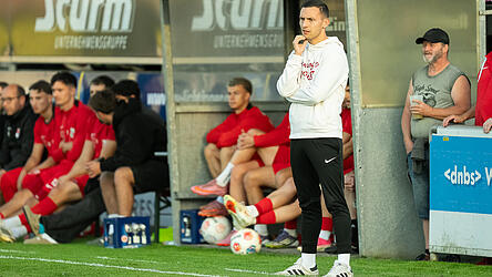 Mit den gezeigten Leistungen seiner Spieler und dem Tabellenplatz kann Hankofens Trainer Tobias Beck eigentlich zufrieden sein. Er würde seine Mannschaft nur gerne mal wieder gewinnen sehen. Mit den gezeigten Leistungen seiner Spieler und dem Tabellenplatz kann Hankofens Trainer Tobias Beck eigentlich zufrieden sein. Er würde seine Mannschaft nur gerne mal wieder gewinnen sehen.