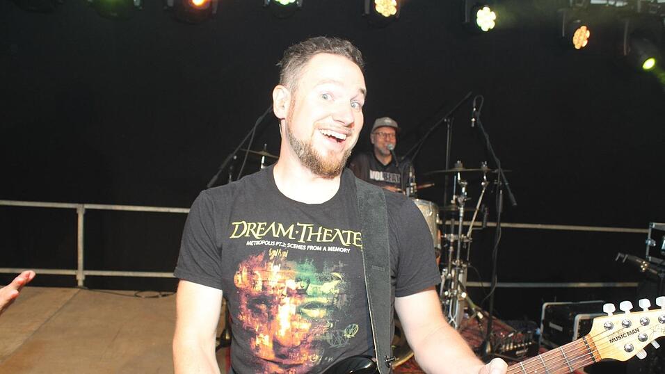 Zur Musik von Headless wurde ausgelassen gefeiert. Zur Musik von Headless wurde ausgelassen gefeiert.