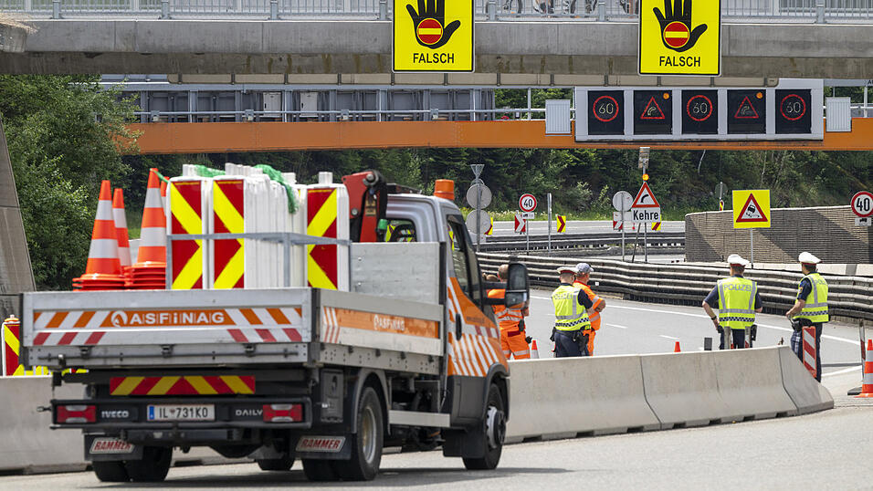 Polizisten und Mitarbeiter der Asfinag stehen an der geschlossene Mautstation an der Brennerautobahn. Wegen einer Demonstration auf der Brennerautobahn ist die wichtigsten Verkehrsverbindung zwischen Deutschland und Italien in beide Richtungen nahezu vollständig blockiert. Polizisten und Mitarbeiter der Asfinag stehen an der geschlossene Mautstation an der Brennerautobahn. Wegen einer Demonstration auf der Brennerautobahn ist die wichtigsten Verkehrsverbindung zwischen Deutschland und Italien in beide Richtungen nahezu vollständig blockiert.