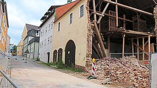 Nach dem Einsturz eines leer stehenden Gebäudes am Sonntagmittag in Waldmünchen ist die Schulstraße zwischen Bahnhofstraße und Stefanstraße komplett gesperrt. Nach dem Einsturz eines leer stehenden Gebäudes am Sonntagmittag in Waldmünchen ist die Schulstraße zwischen Bahnhofstraße und Stefanstraße komplett gesperrt.