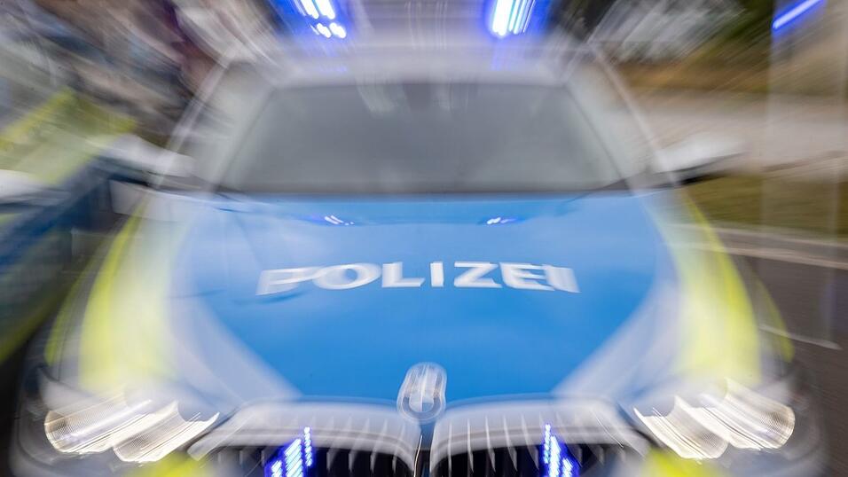 Die Polizei Regen sucht nun Zeugen der Unfallflucht bei Langdorf. Die Polizei Regen sucht nun Zeugen der Unfallflucht bei Langdorf.