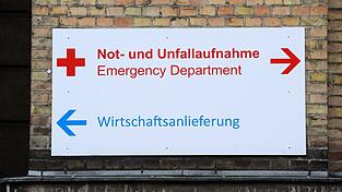 Ein Schild mit der Aufschrift 'Not- und Unfallaufnahme' und 'Wirtschaftsanlieferung' hängt am Krankenhaus. Ein Schild mit der Aufschrift 'Not- und Unfallaufnahme' und 'Wirtschaftsanlieferung' hängt am Krankenhaus.