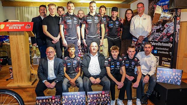 Quasi ein teuflisches Familienbild: Die Landshuter verfolgen auch in der Spielzeit 2026 ambitionierte Ziele. „Die Playoffs sind für mich ein Muss“, sagt ACL-Präsident Gerald Simbeck (hinten links). Quasi ein teuflisches Familienbild: Die Landshuter verfolgen auch in der Spielzeit 2026 ambitionierte Ziele. „Die Playoffs sind für mich ein Muss“, sagt ACL-Präsident Gerald Simbeck (hinten links).