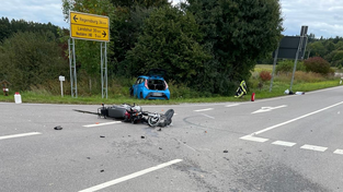 Der blaue Wagen hat wohl das vorfahrtsberechtigte Motorrad übersehen und so den Unfall verursacht. Der blaue Wagen hat wohl das vorfahrtsberechtigte Motorrad übersehen und so den Unfall verursacht.