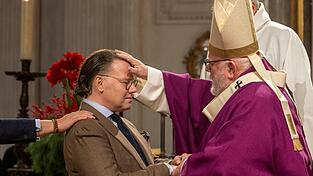 Als einer von mehr als 50 Firmlingen ließ sich Hilko Denekas von Erzbischof Kardinal Reinhard Marx in der Münchner Kirche St. Michael firmen. Als einer von mehr als 50 Firmlingen ließ sich Hilko Denekas von Erzbischof Kardinal Reinhard Marx in der Münchner Kirche St. Michael firmen.