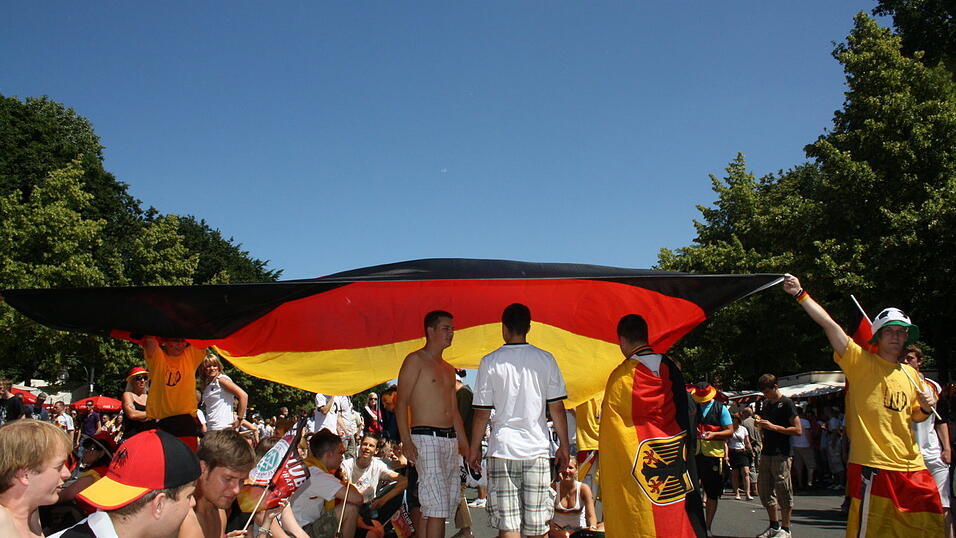 Christian Fertl war am Sonntag auf der Fanmeile in Berlin und erlebte dort das Achtelfinale gegen England auf Großleinwand. Christian Fertl war am Sonntag auf der Fanmeile in Berlin und erlebte dort das Achtelfinale gegen England auf Großleinwand.