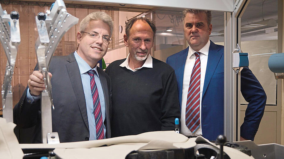 Im Frühjahr 2019 stellte sich die Lage bei Alba MMB noch erfreulicher dar. Das Bild zeigt Dr. Marcus Göbel, Stephan Boehr und Anton Naue (von links) an einer Leder-Vorfixiervorrichtung für Instrumententafeln. Im Frühjahr 2019 stellte sich die Lage bei Alba MMB noch erfreulicher dar. Das Bild zeigt Dr. Marcus Göbel, Stephan Boehr und Anton Naue (von links) an einer Leder-Vorfixiervorrichtung für Instrumententafeln.