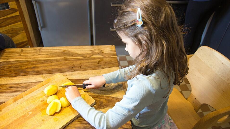Auch als Sechsjährige kann man schon beim Kochen mithelfen. Auch als Sechsjährige kann man schon beim Kochen mithelfen.