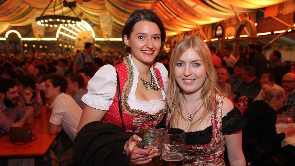 Die Frühjahrsdult 2017 in Landshut neigt sich dem Ende entgegen. Grund genug, noch einmal richtig in den Bierzelten zu feiern - abgerundet vom traditionellen Feuerwerk. Die Frühjahrsdult 2017 in Landshut neigt sich dem Ende entgegen. Grund genug, noch einmal richtig in den Bierzelten zu feiern - abgerundet vom traditionellen Feuerwerk.