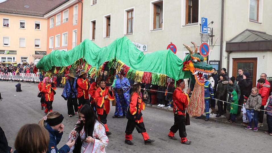 Beim Bogener Faschingsumzug war einiges geboten. Beim Bogener Faschingsumzug war einiges geboten.