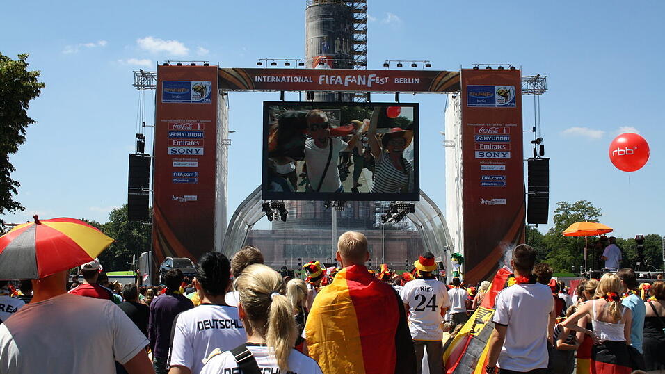 Christian Fertl war am Sonntag auf der Fanmeile in Berlin und erlebte dort das Achtelfinale gegen England auf Großleinwand. Christian Fertl war am Sonntag auf der Fanmeile in Berlin und erlebte dort das Achtelfinale gegen England auf Großleinwand.