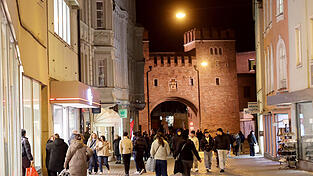 Viele Besucher trotzten am Freitagabend den kalten Temperaturen und ließen sich die besonderen Rabatte und Aktionen beim „Late Night Shopping“ nicht entgehen. Viele Besucher trotzten am Freitagabend den kalten Temperaturen und ließen sich die besonderen Rabatte und Aktionen beim „Late Night Shopping“ nicht entgehen.