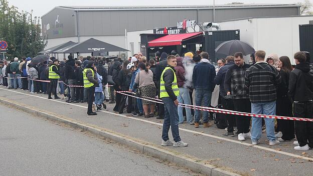 Rund 700 bis 800 Menschen, so schätzt der Veranstalter, warteten geduldig auf ihren Schnäppchen-Döner. Rund 700 bis 800 Menschen, so schätzt der Veranstalter, warteten geduldig auf ihren Schnäppchen-Döner.