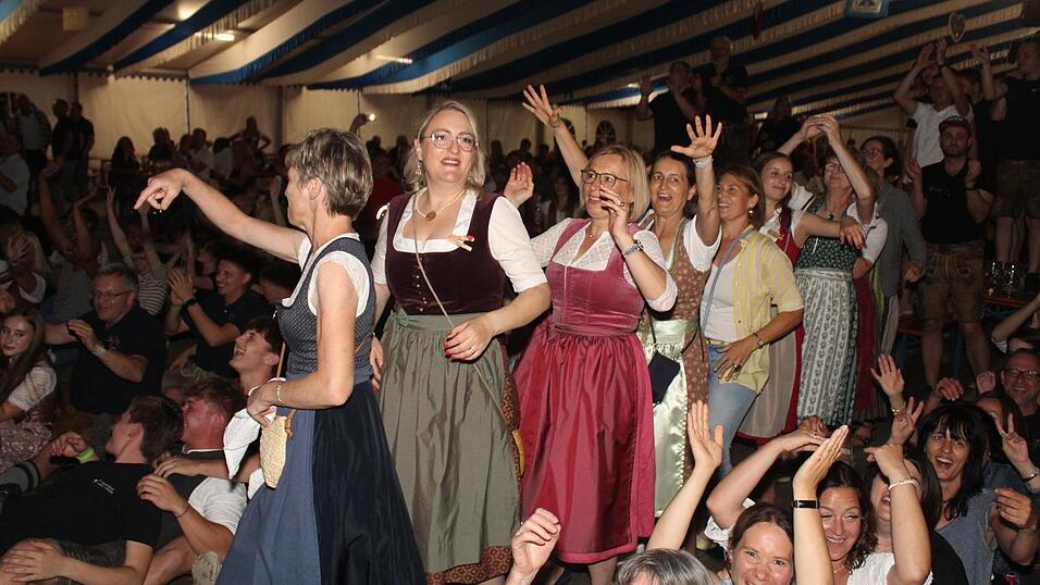 Zur Musik von Headless wurde ausgelassen gefeiert. Zur Musik von Headless wurde ausgelassen gefeiert.